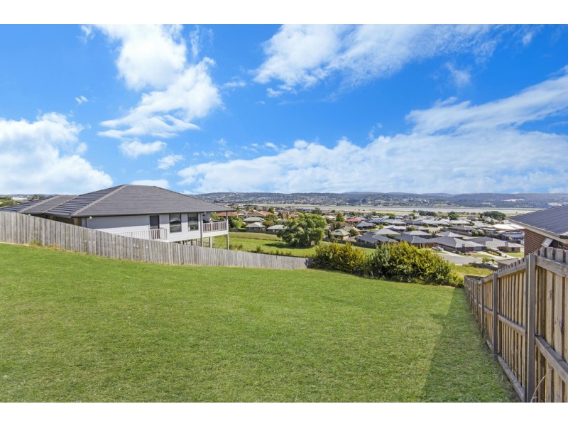 37 Roberts Crescent, Newnham TAS 7248