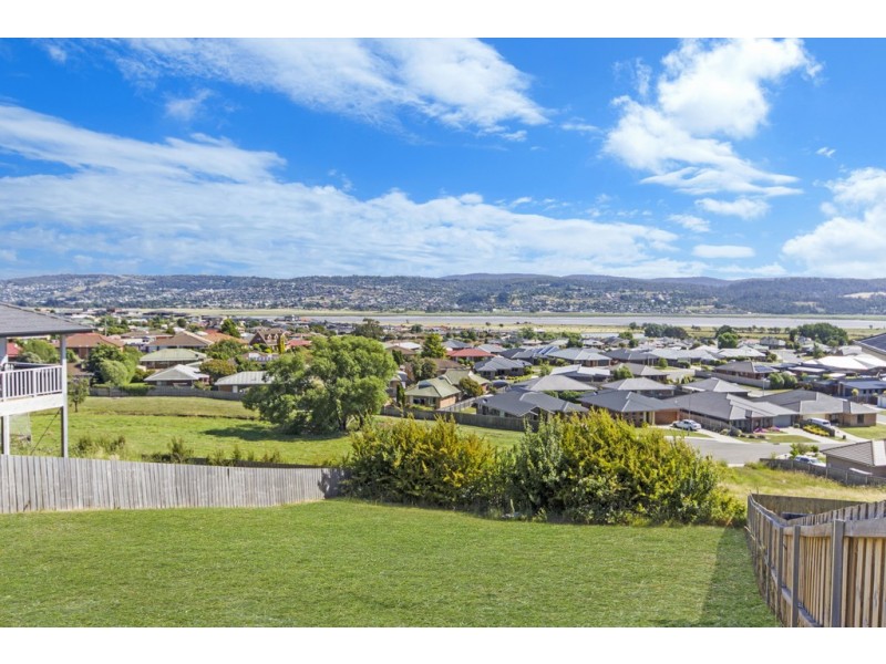 37 Roberts Crescent, Newnham TAS 7248