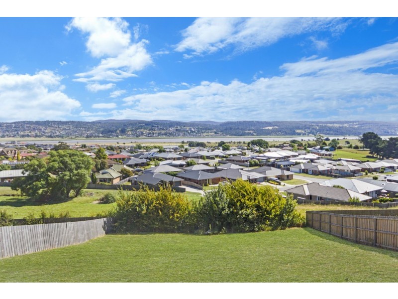 37 Roberts Crescent, Newnham TAS 7248