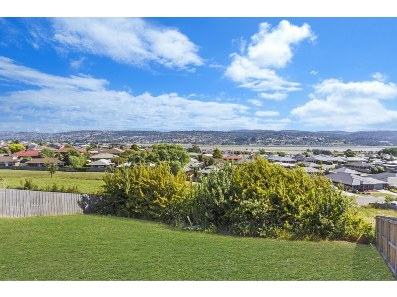 37 Roberts Crescent, Newnham TAS 7248