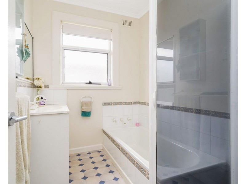 2 Paringa Avenue, Newnham TAS 7248
