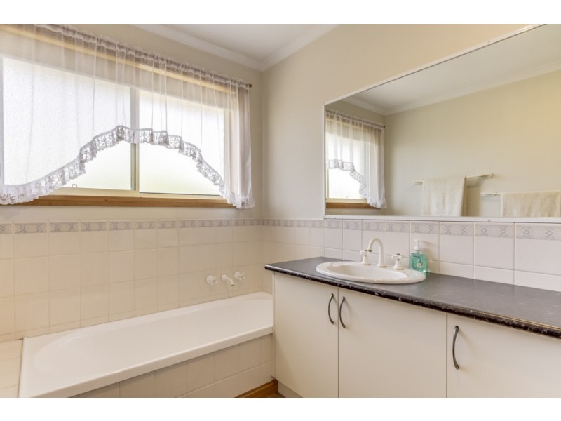 27 Rothesay Close, Newnham TAS 7248