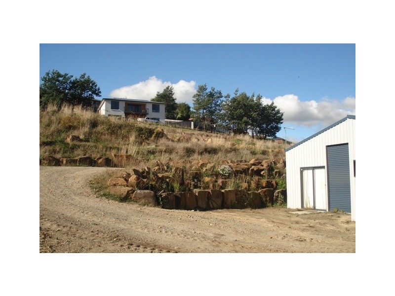 33 Roberts Crescent, Newnham TAS 7248