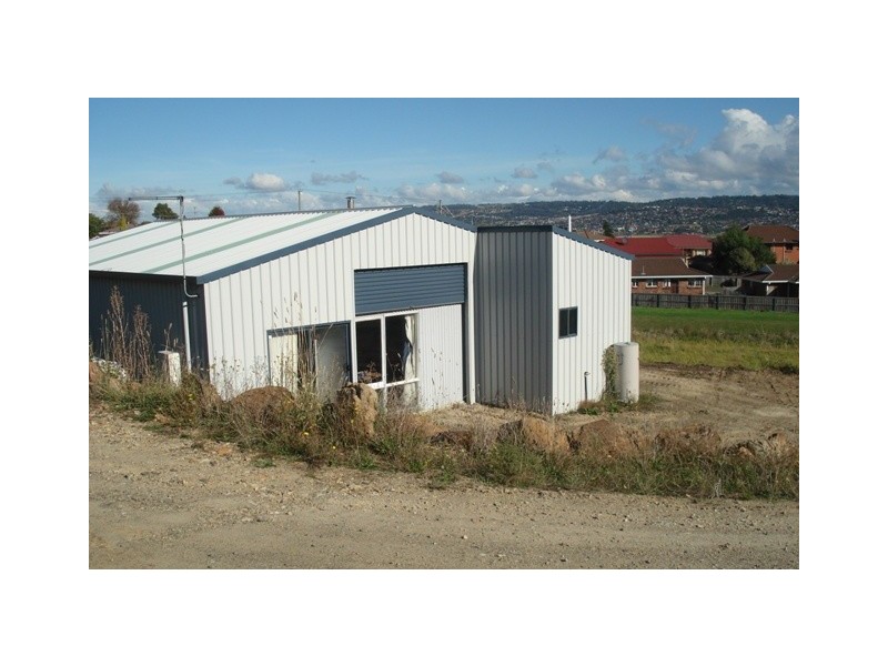 33 Roberts Crescent, Newnham TAS 7248