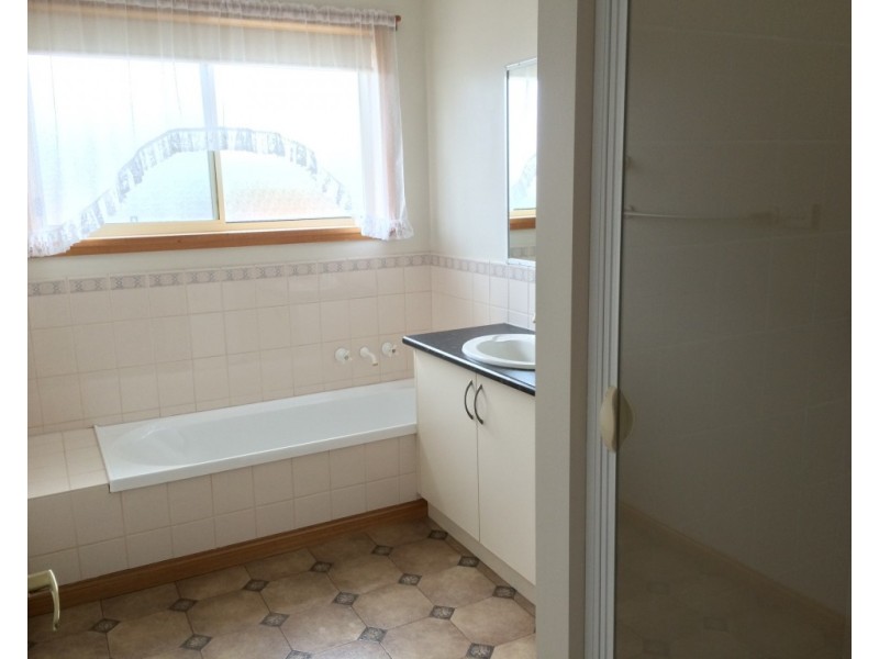 27 Rothesay Close, Newnham TAS 7248