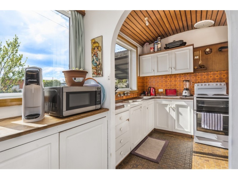 1 Woodland Grove, Newnham TAS 7248