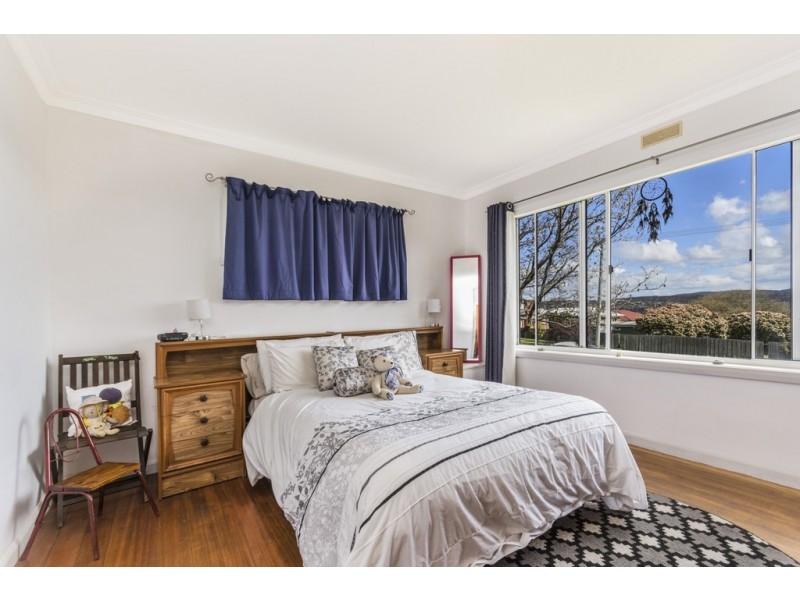 1 Woodland Grove, Newnham TAS 7248