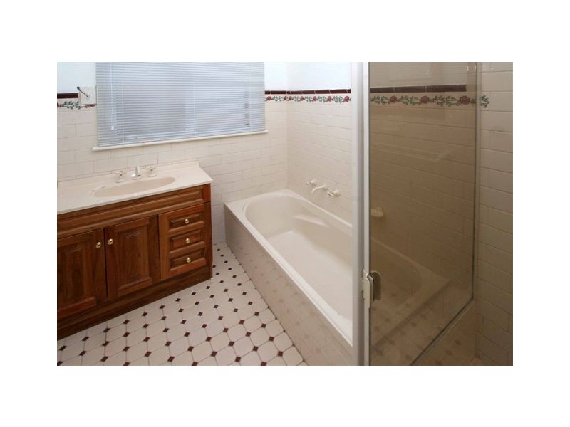 35 Glasgow Avenue, Reservoir VIC 3073