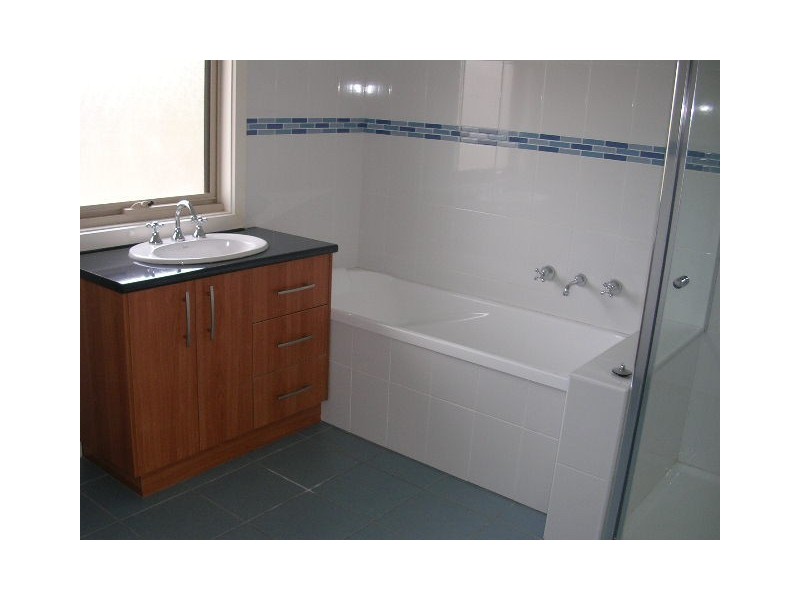 1/2 Faye Street, Reservoir VIC 3073