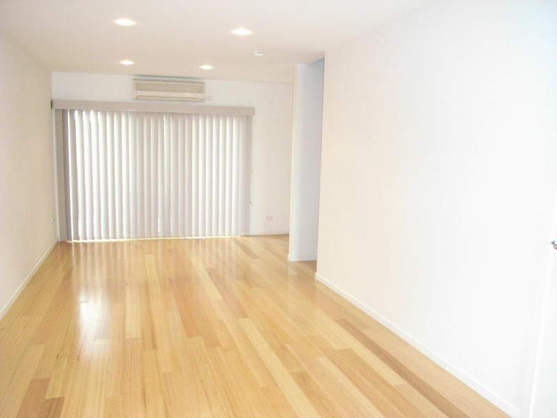 2/27 Willoughby Street, Reservoir VIC 3073