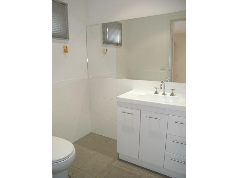 2/27 Willoughby Street, Reservoir VIC 3073