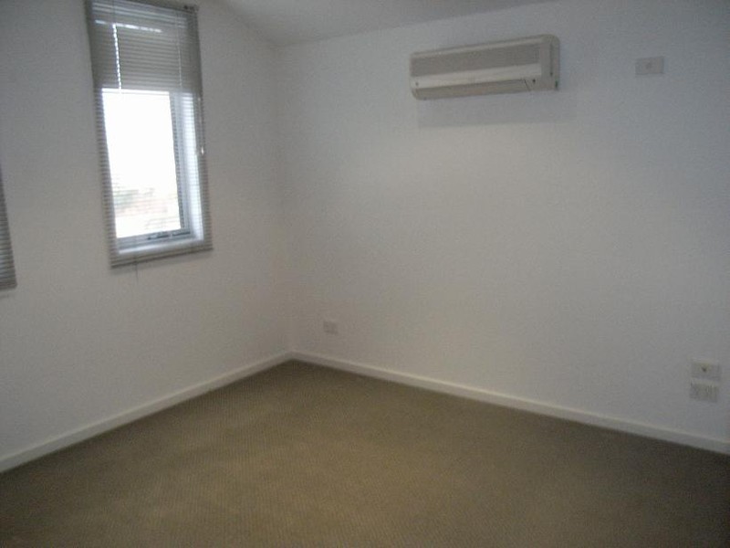 2/27 Willoughby Street, Reservoir VIC 3073