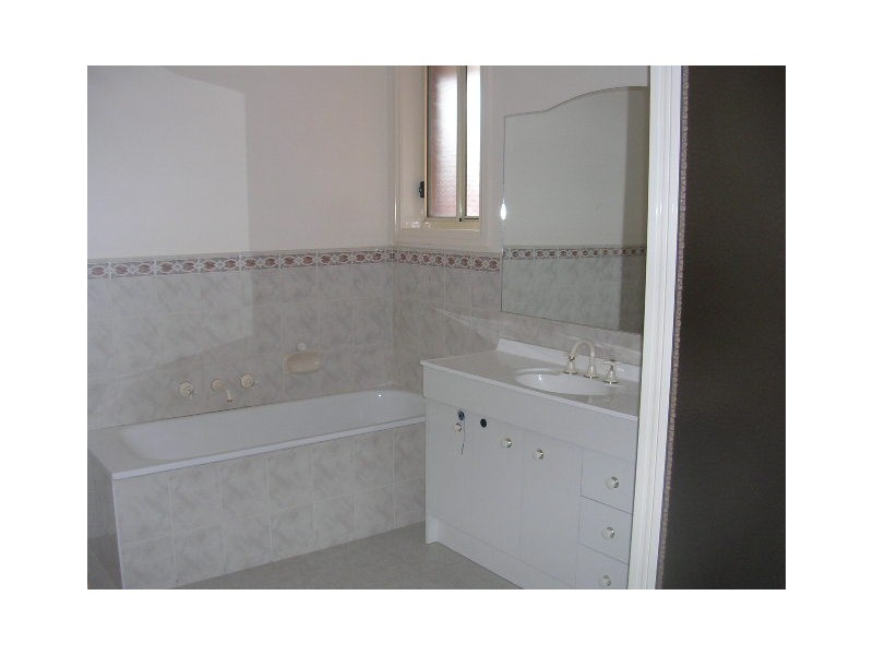 1/4 Massey Avenue, Reservoir VIC 3073