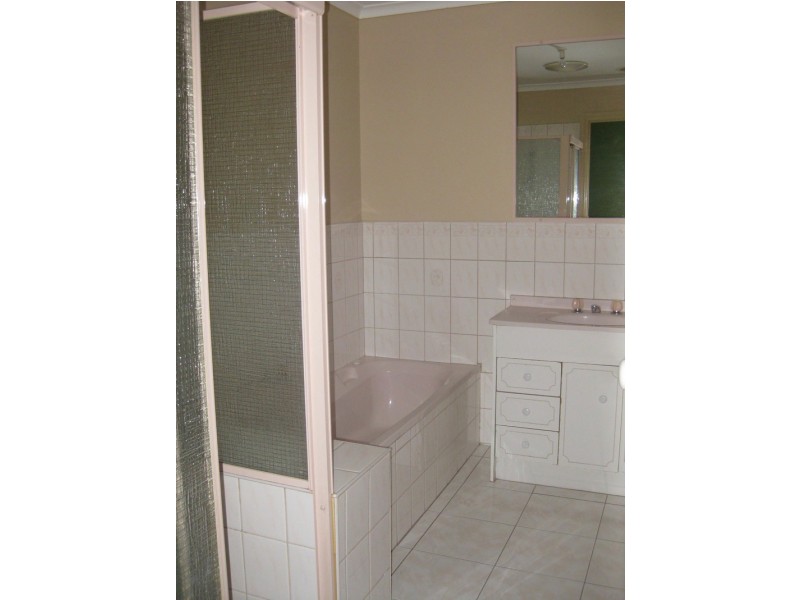 2/1a Curtin Avenue, Lalor VIC 3075