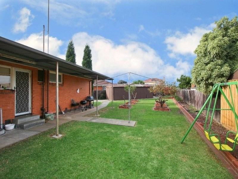 4 Elizabeth Court, Reservoir VIC 3073