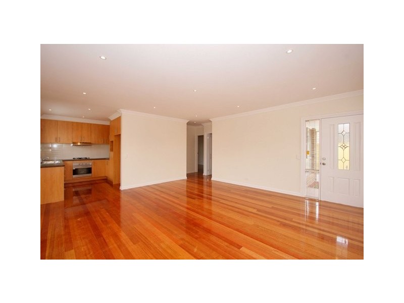 2/72 Lloyd Avenue, Reservoir VIC 3073