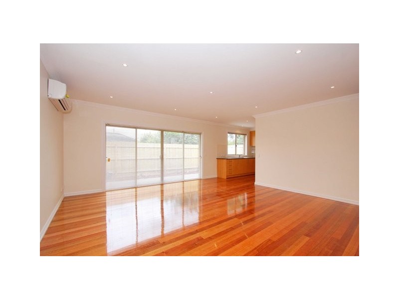 2/72 Lloyd Avenue, Reservoir VIC 3073