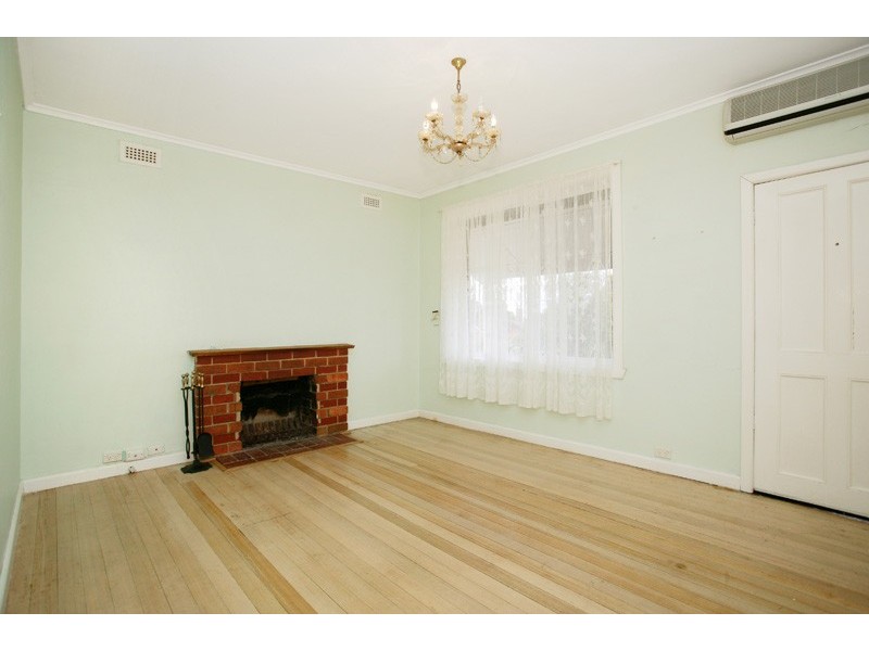 10 Moore Crescent, Reservoir VIC 3073