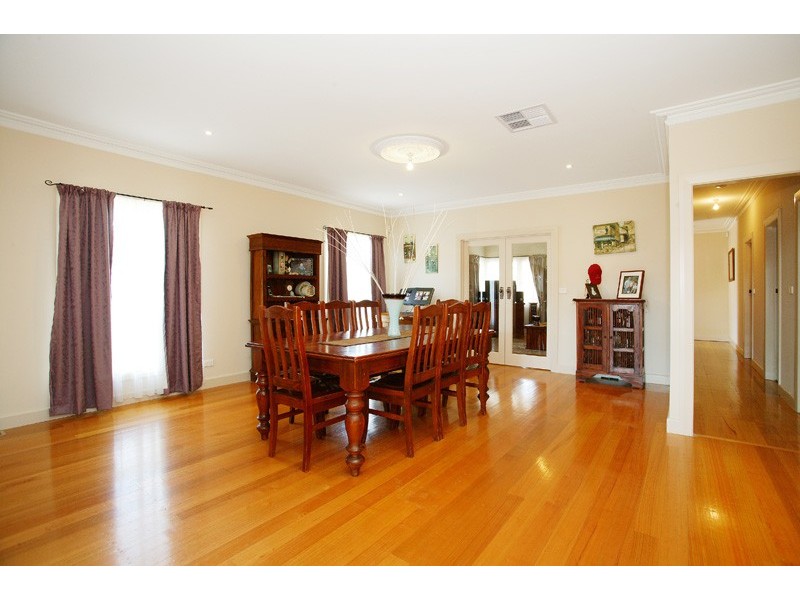 2 Locksley Avenue, Reservoir VIC 3073