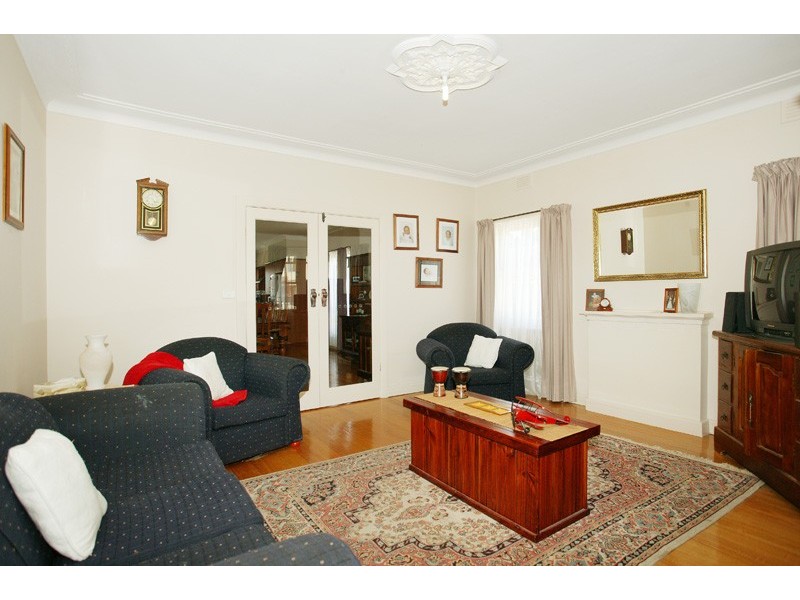 2 Locksley Avenue, Reservoir VIC 3073