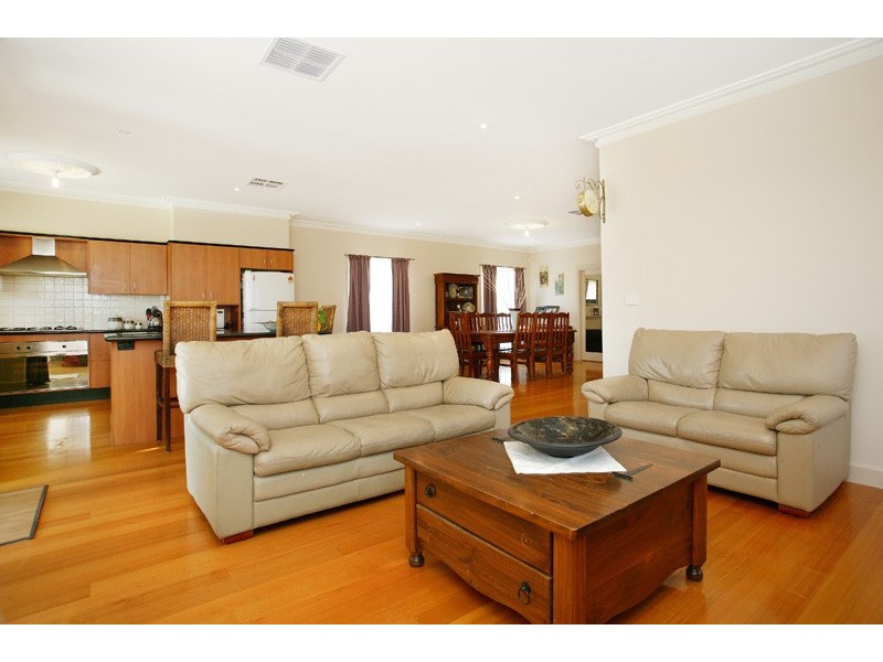 2 Locksley Avenue, Reservoir VIC 3073