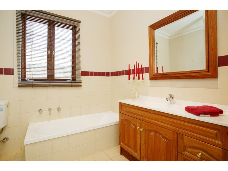 2 Locksley Avenue, Reservoir VIC 3073