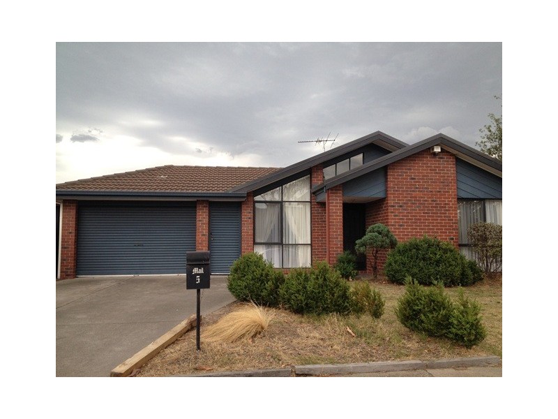 5 HOBSON CRES, Mill Park VIC 3082