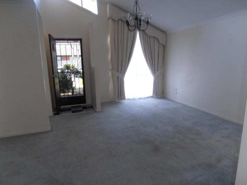 5 HOBSON CRES, Mill Park VIC 3082