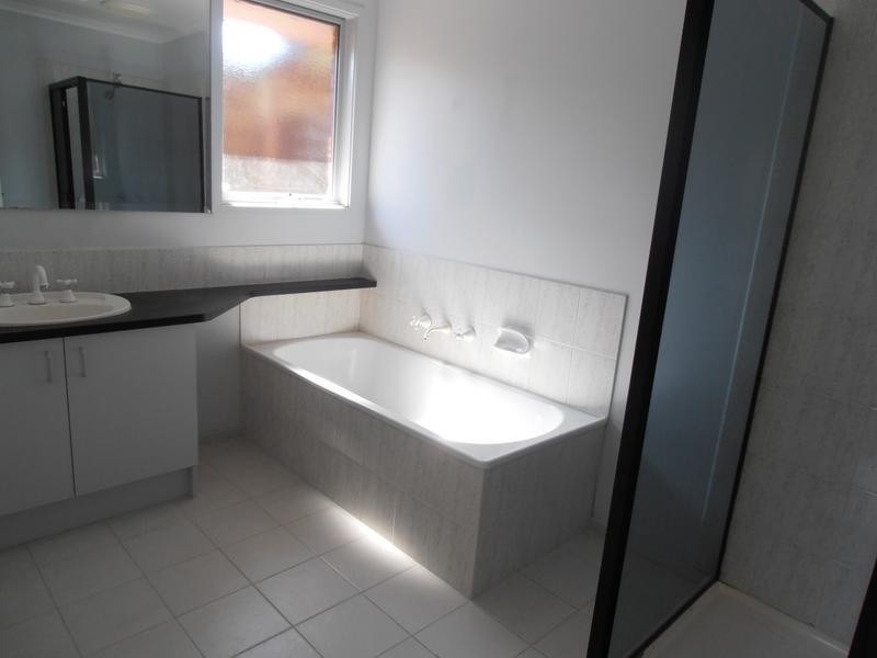 5 HOBSON CRES, Mill Park VIC 3082