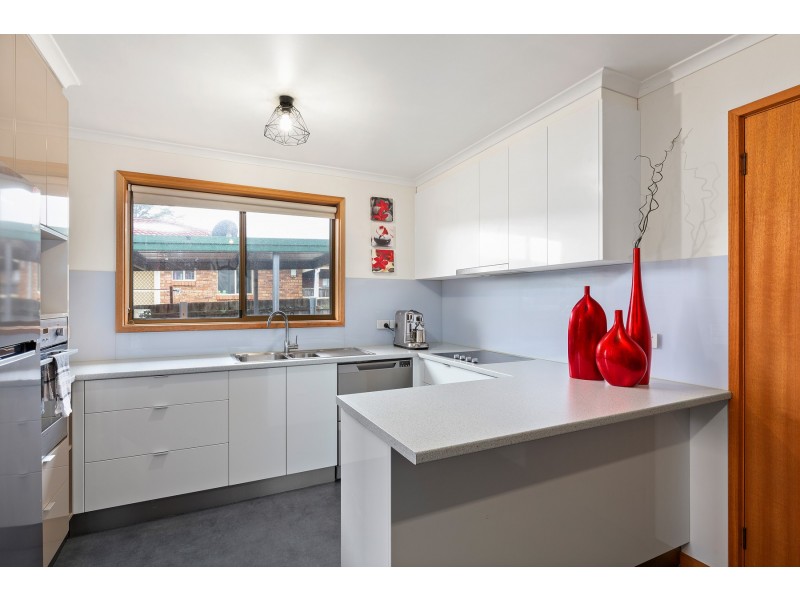 2/18 Drysdale Court, Newnham TAS 7248