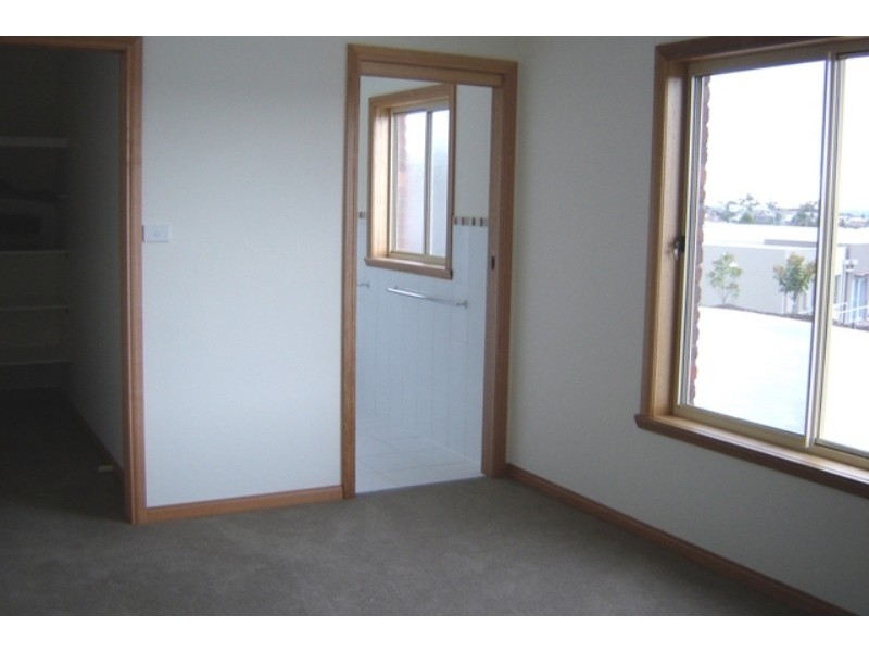 2/4 Monet Place, Newnham TAS 7248