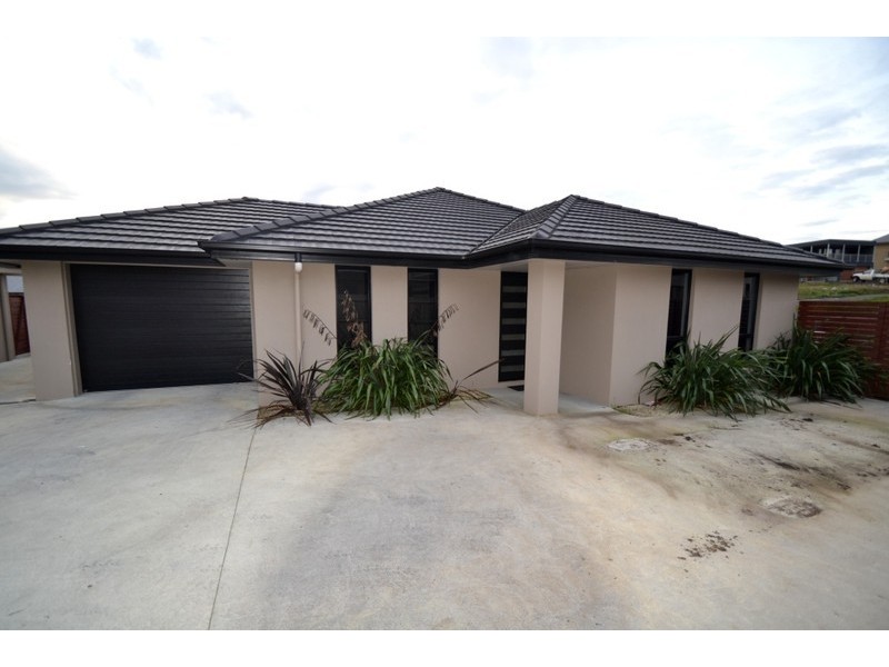 2/4 Statesman Place, Newnham TAS 7248