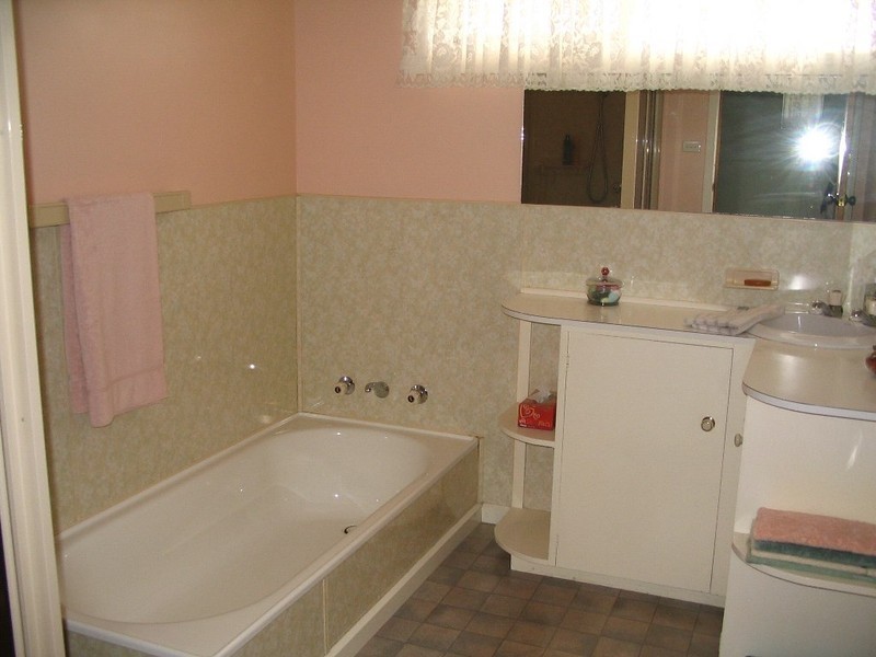 16 Julie Crescent, Newnham TAS 7248