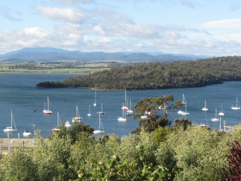 102  Oxford Street, Beauty Point TAS 7270