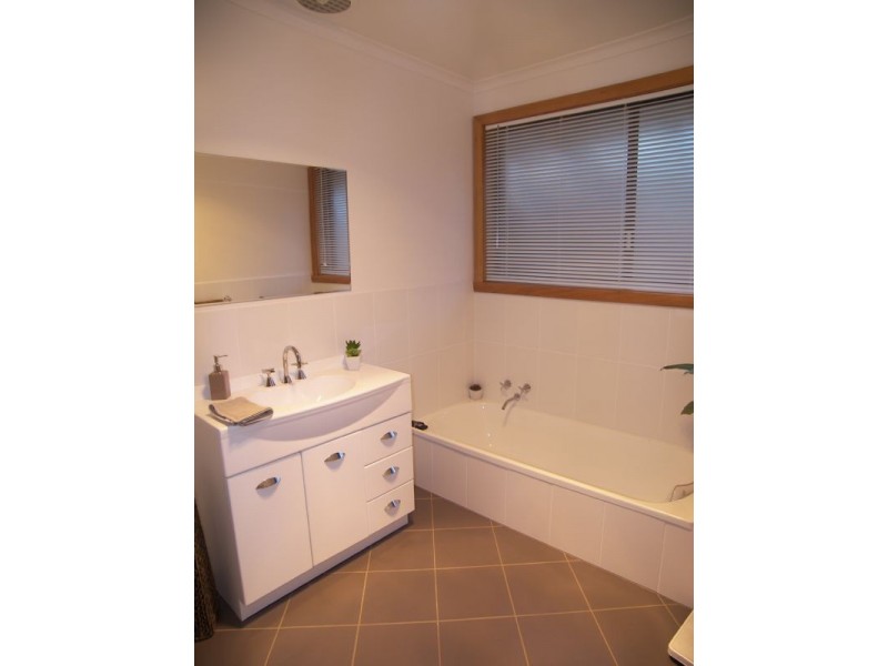 8 Bronzewing Avenue, Newnham TAS 7248