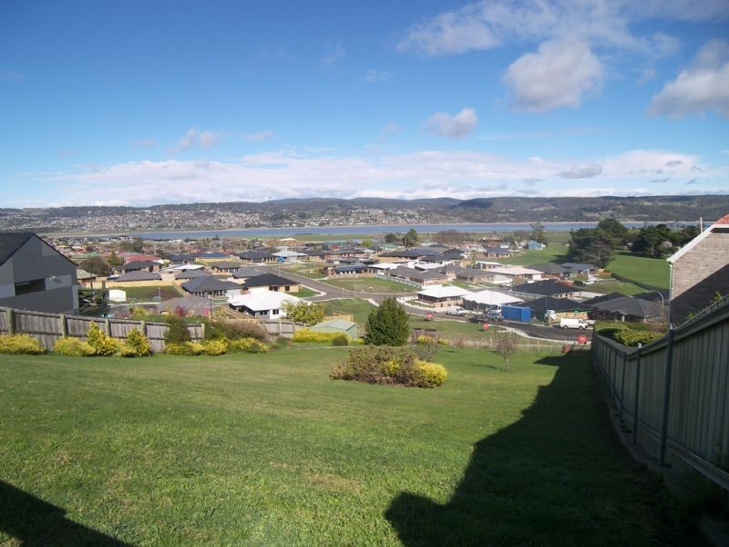 45 Roberts Crescent, Newnham TAS 7248