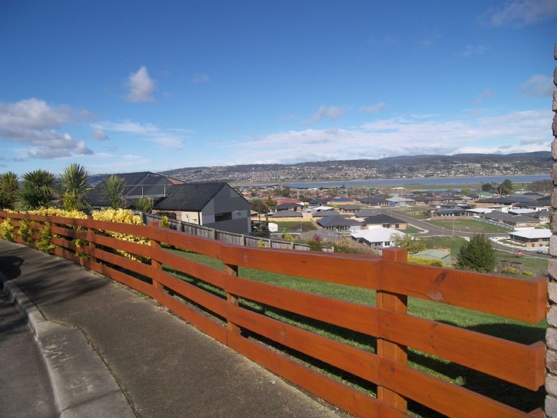 45 Roberts Crescent, Newnham TAS 7248