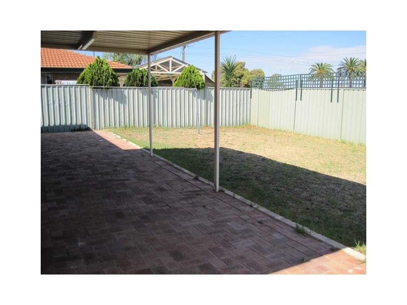 11 Hotchkiss Close, Thornlie WA 6108