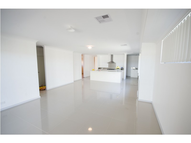 27 Cadaga Way, Piara Waters WA 6112