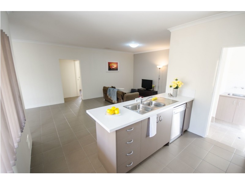 13/11 Carnation Street, Canning Vale WA 6155