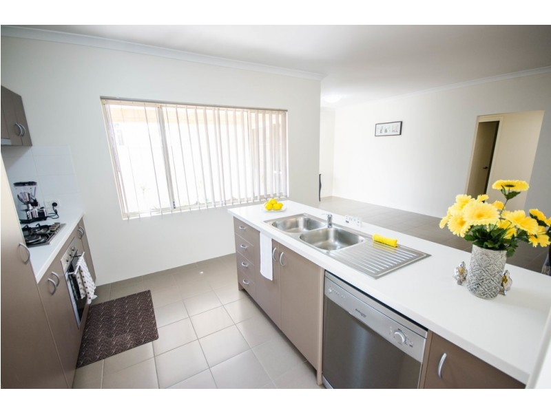 13/11 Carnation Street, Canning Vale WA 6155