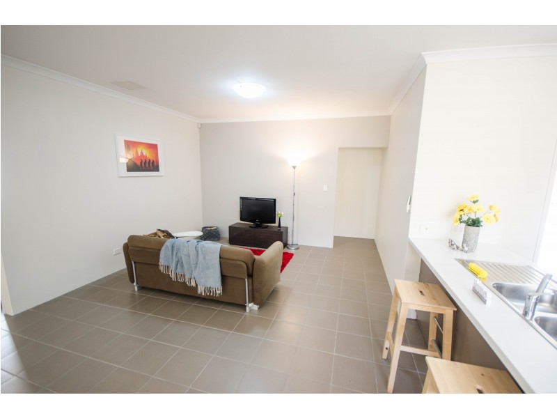 13/11 Carnation Street, Canning Vale WA 6155