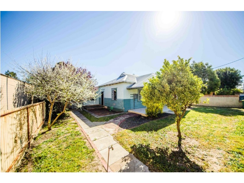 24 Sixth Road, Armadale WA 6112