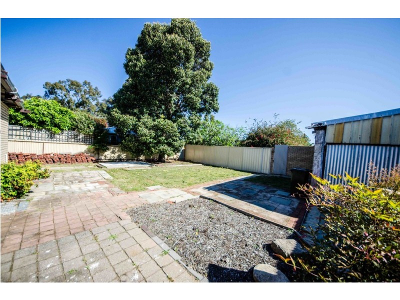 24 Sixth Road, Armadale WA 6112