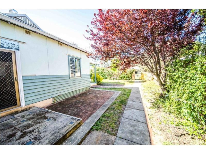 24 Sixth Road, Armadale WA 6112