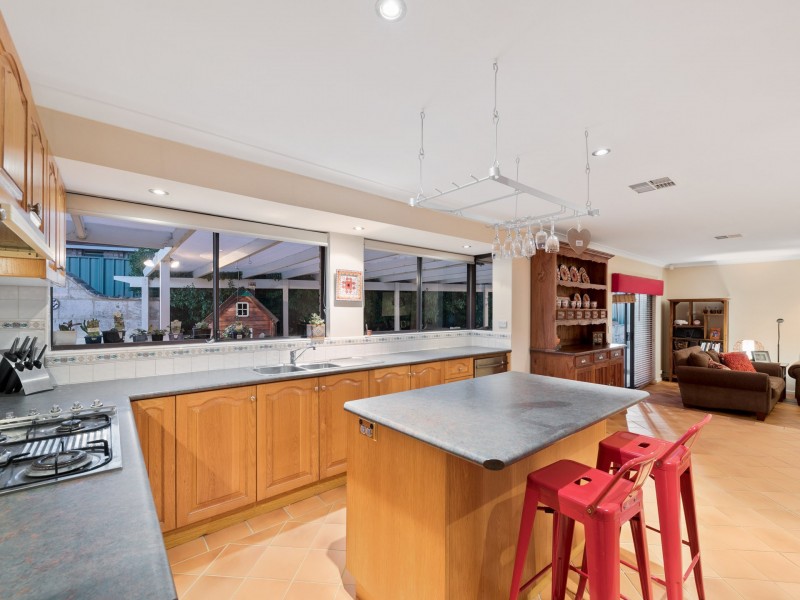 7 Parkway Road, Thornlie WA 6108
