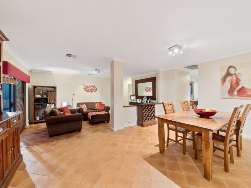 7 Parkway Road, Thornlie WA 6108