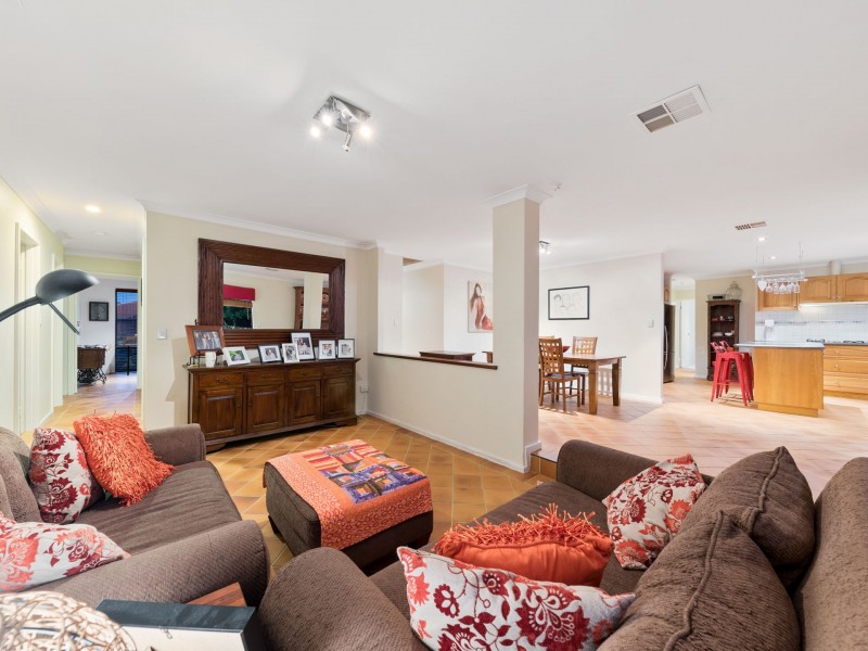 7 Parkway Road, Thornlie WA 6108