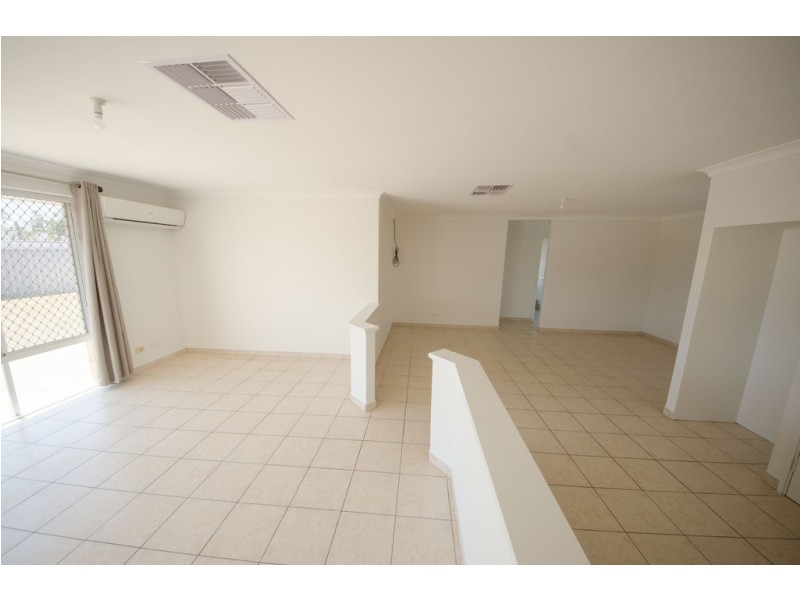 1 Aladdin Court, Huntingdale WA 6110