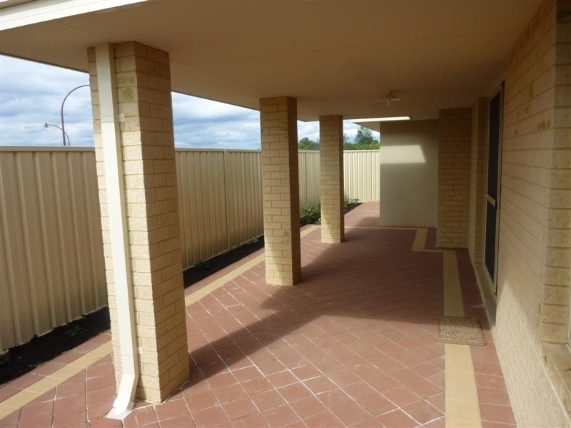 12 Middle Parkway, Canning Vale WA 6155